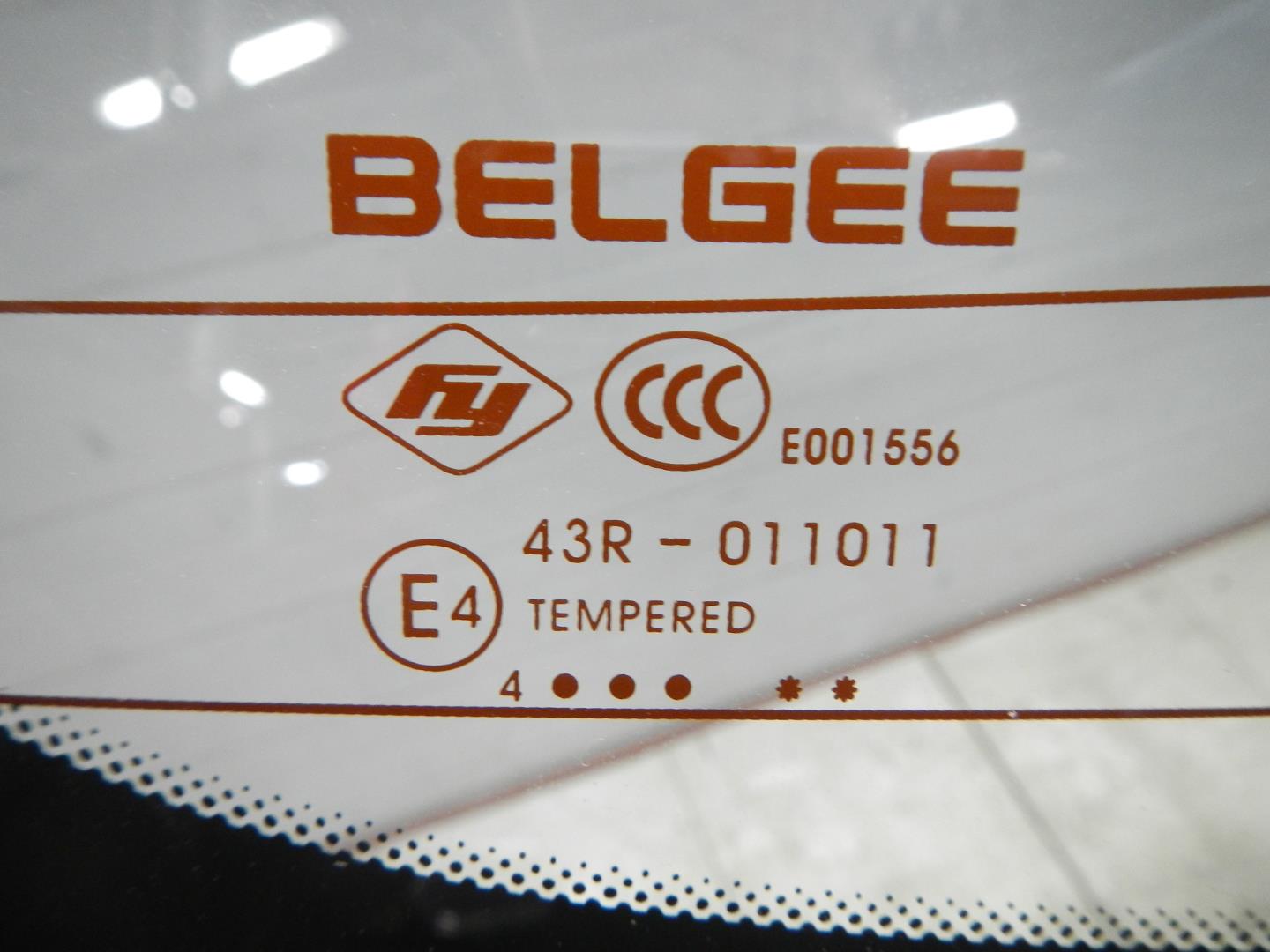 Стекло двери багажника