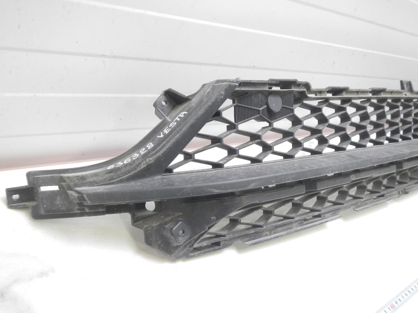 Решетка в бампер центральная