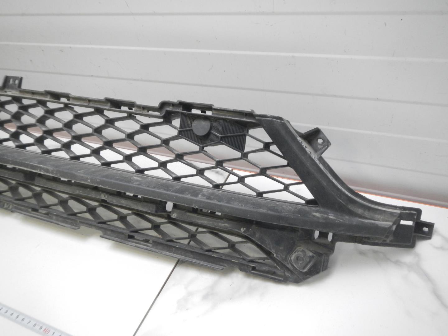 Решетка в бампер центральная