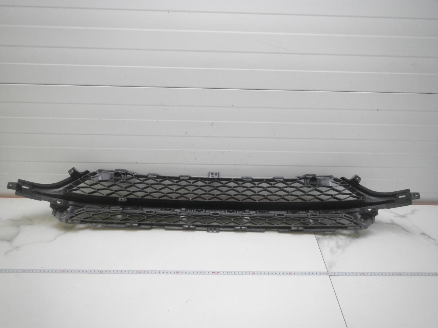 Решетка в бампер центральная