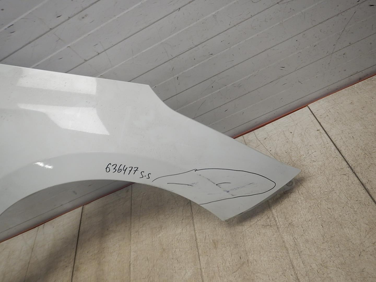 Крыло переднее правое