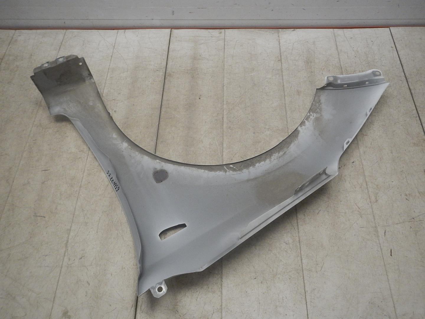 Крыло переднее правое