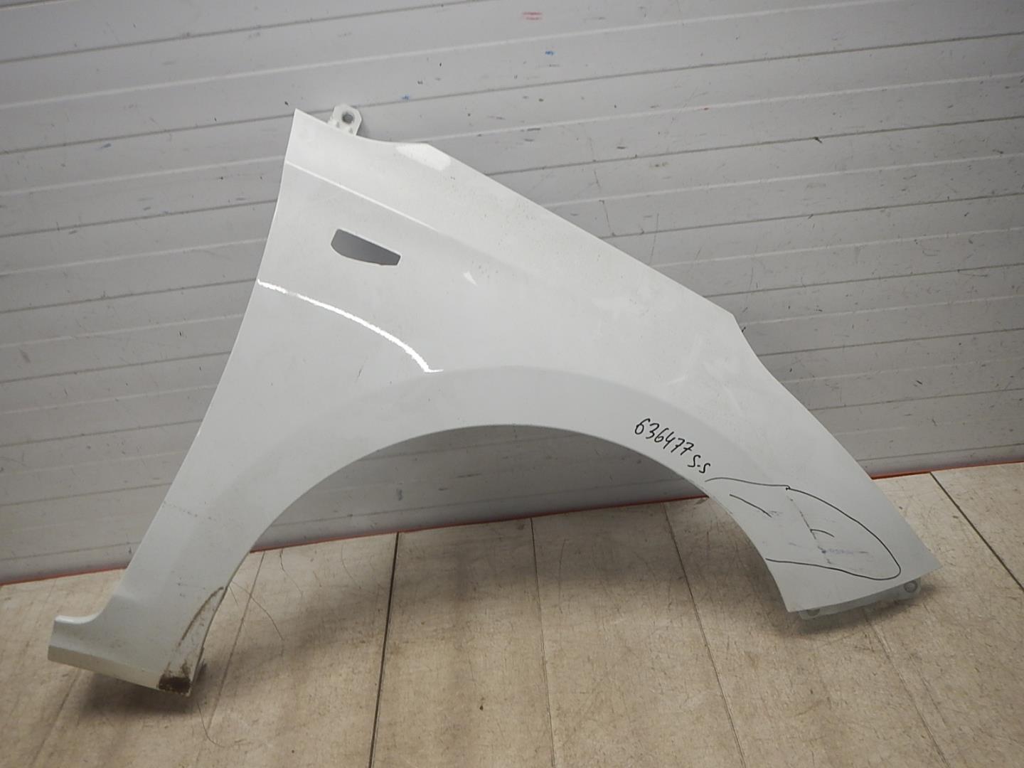 Крыло переднее правое