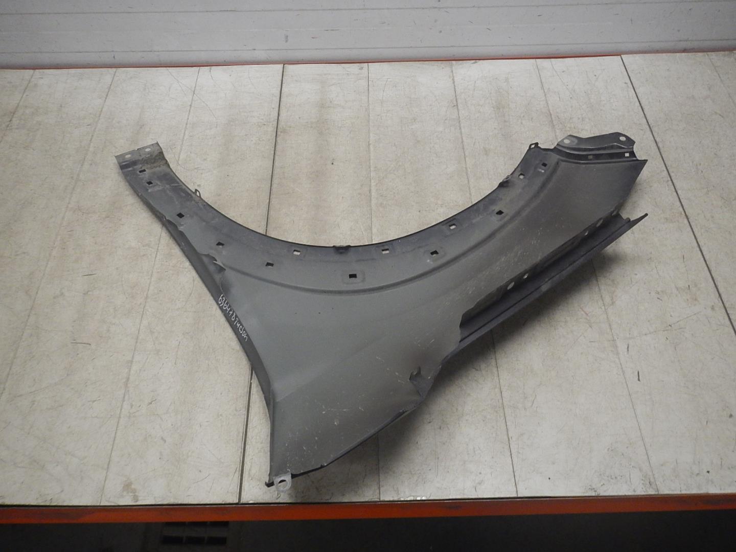 Крыло переднее правое