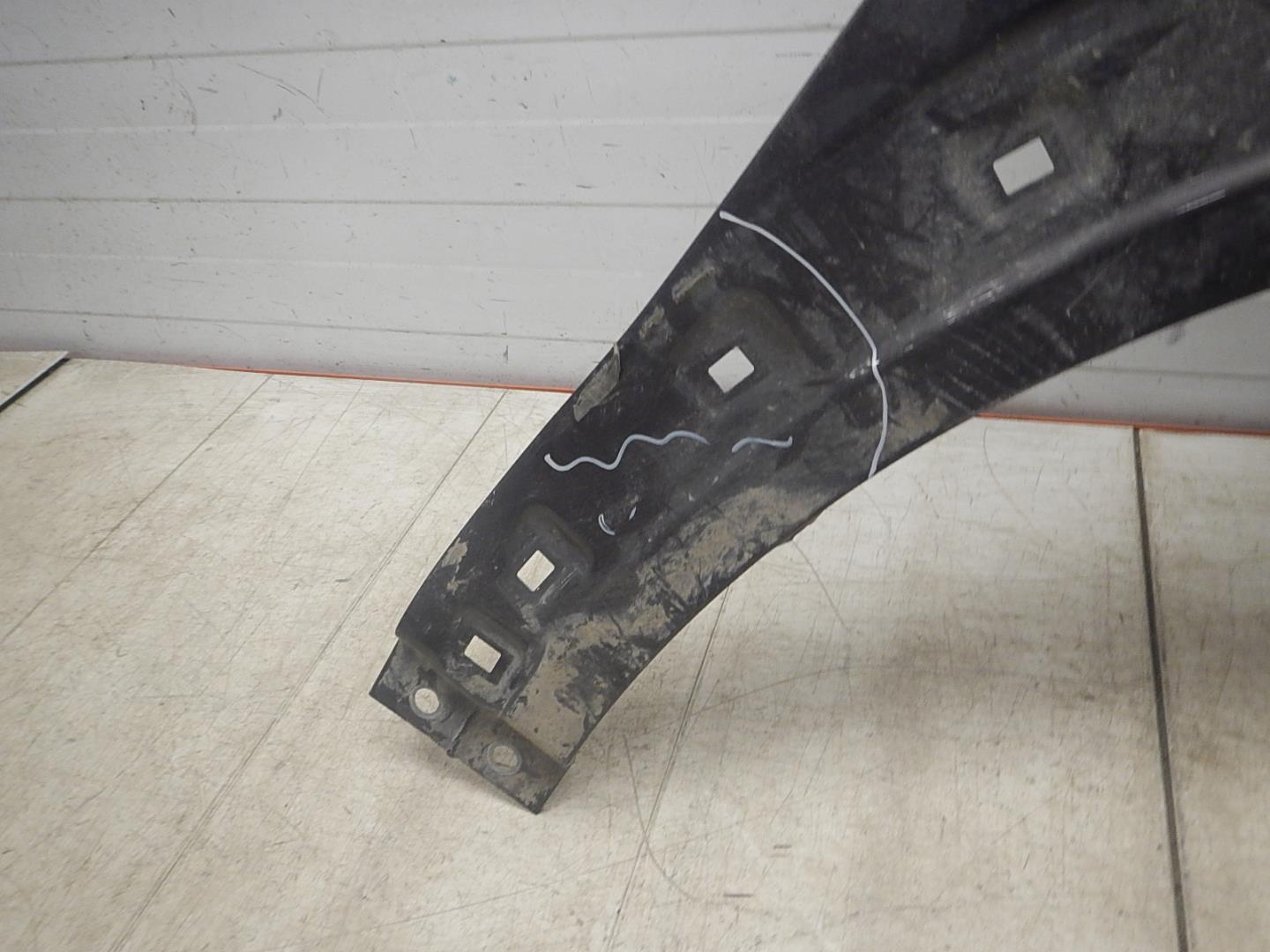 Крыло переднее правое