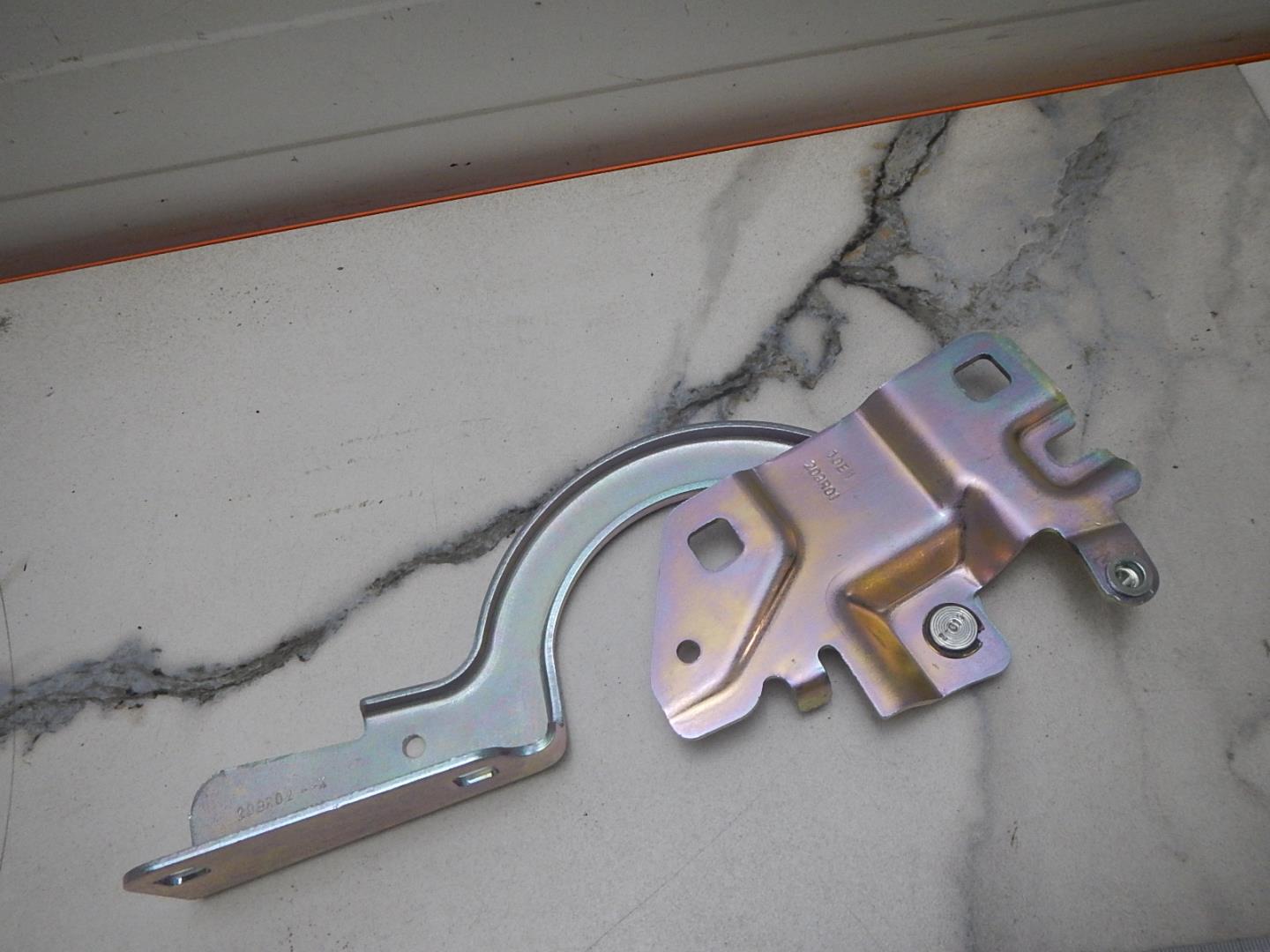 Петля капота левая