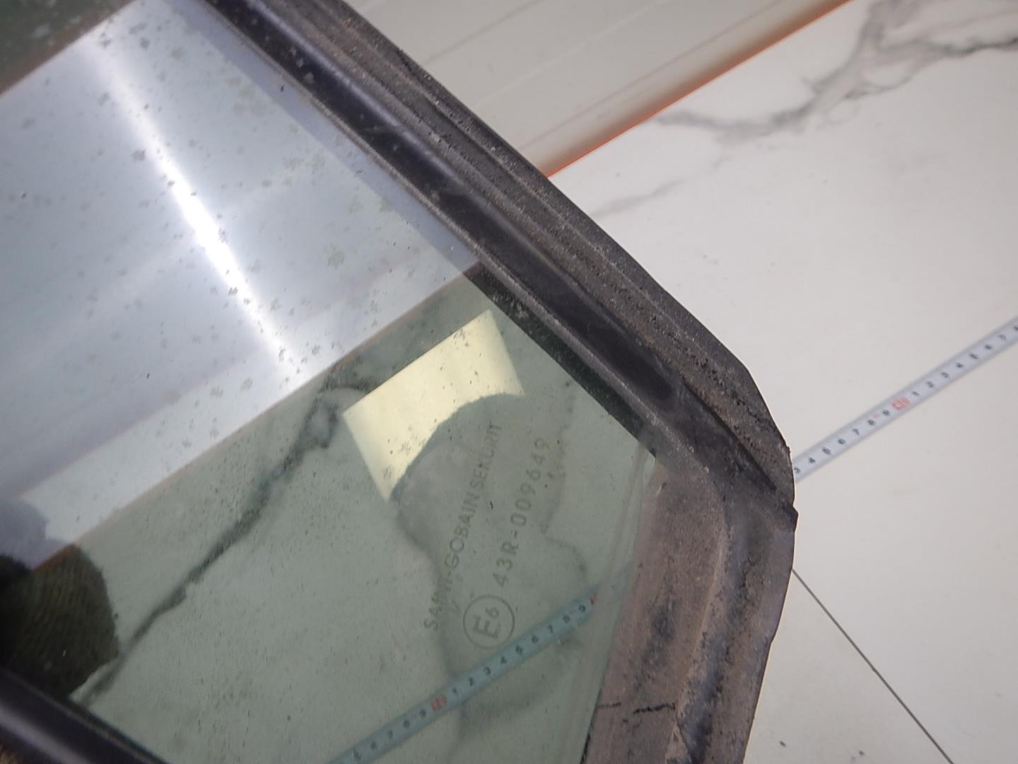 Стекло двери задней левой (форточка)