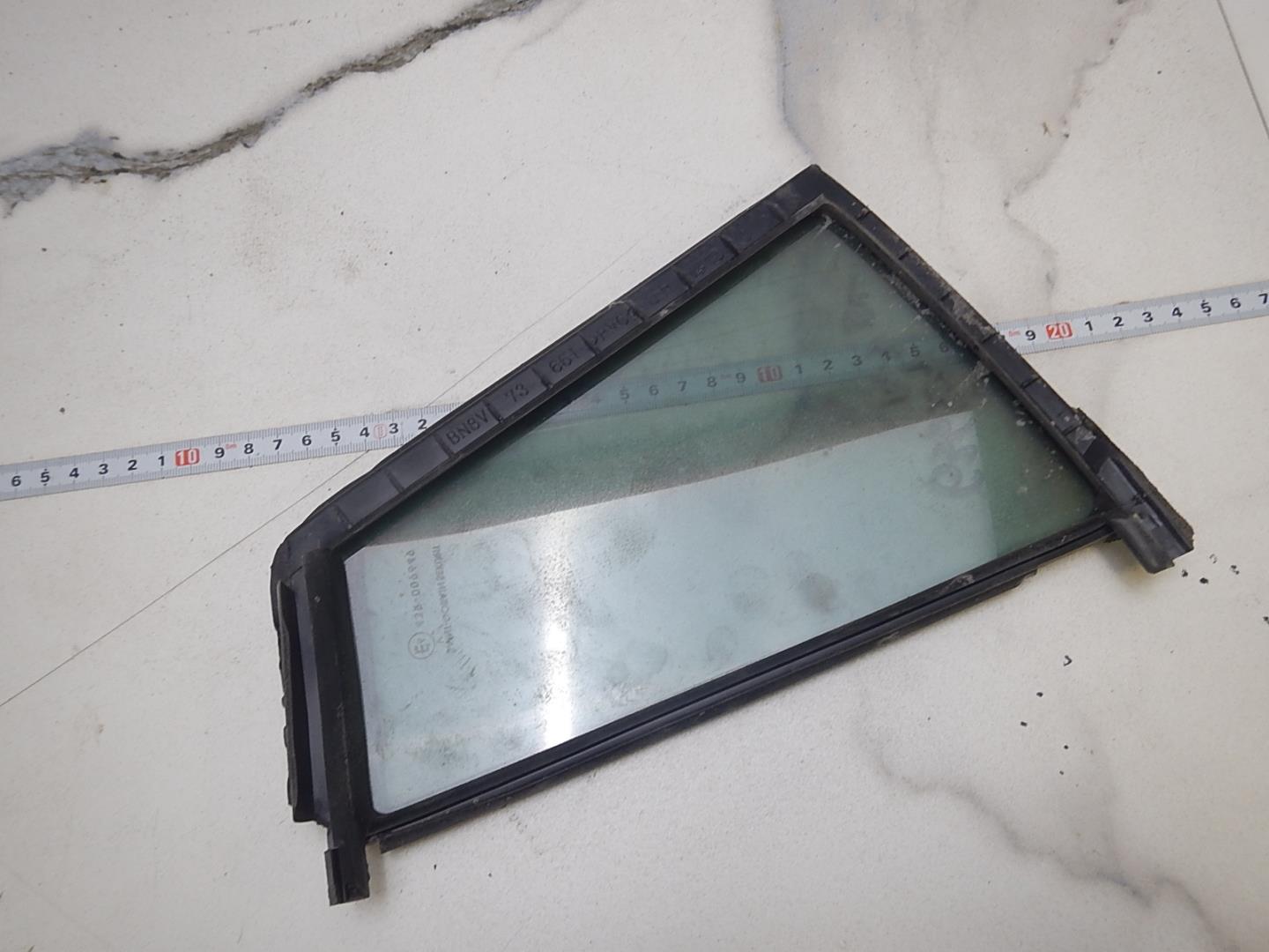 Стекло двери задней левой (форточка)