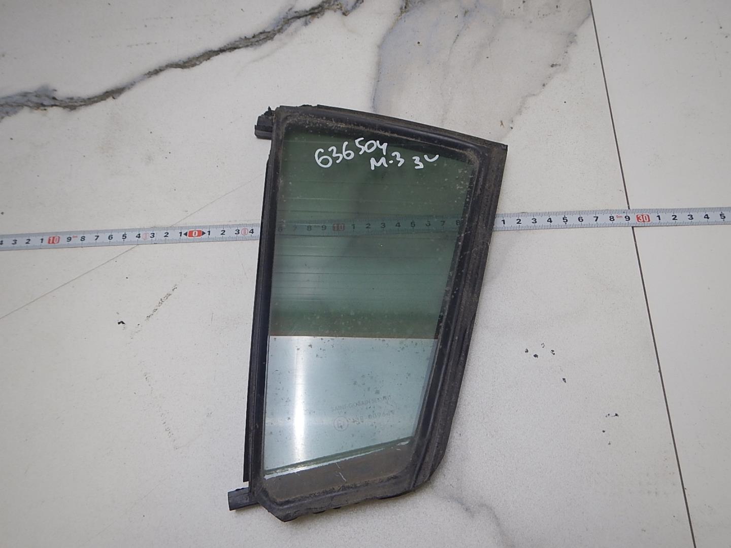 Стекло двери задней левой (форточка)
