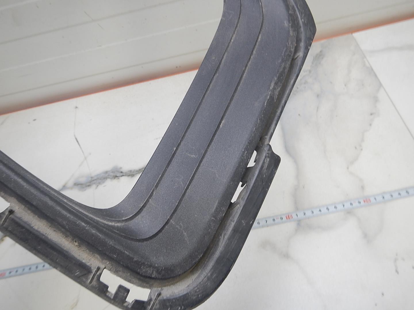 Рамка противотуманной фары правой