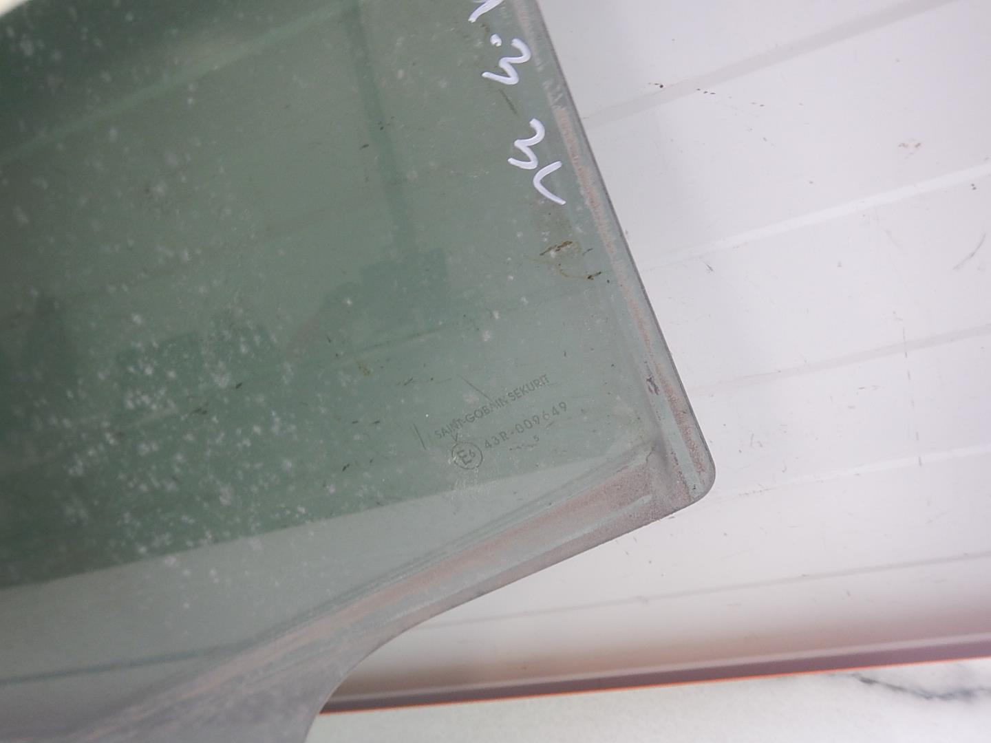 Стекло двери задней левой