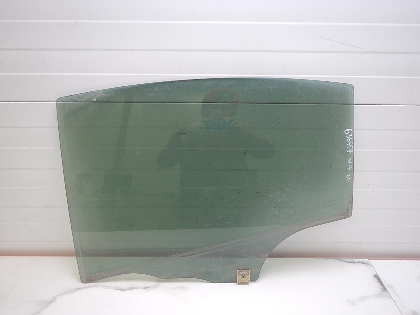 Стекло двери задней левой