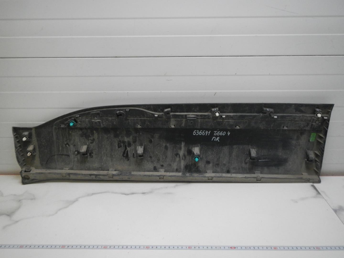 Молдинг передней правой двери