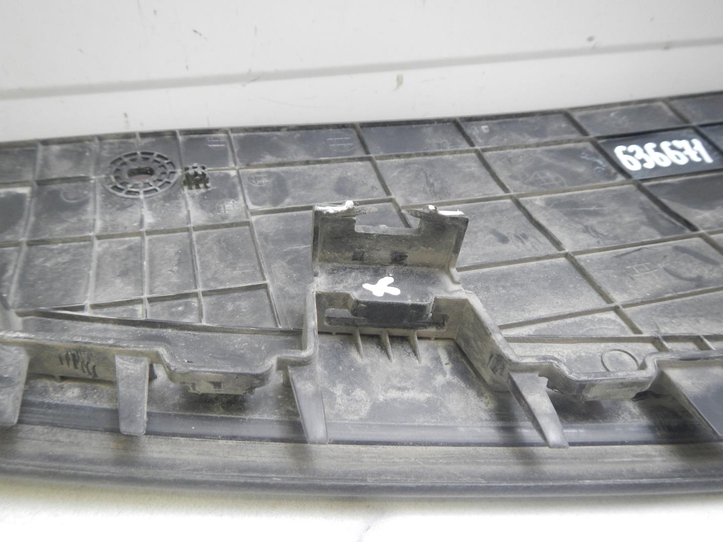 Кожух замка капота