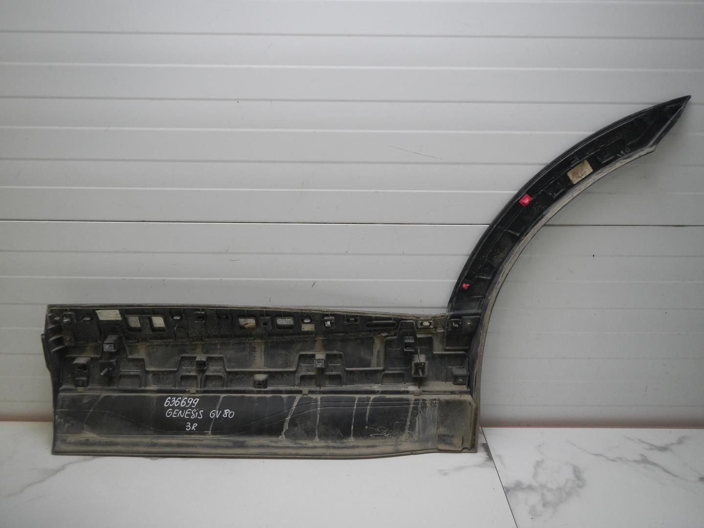 Молдинг задней правой двери