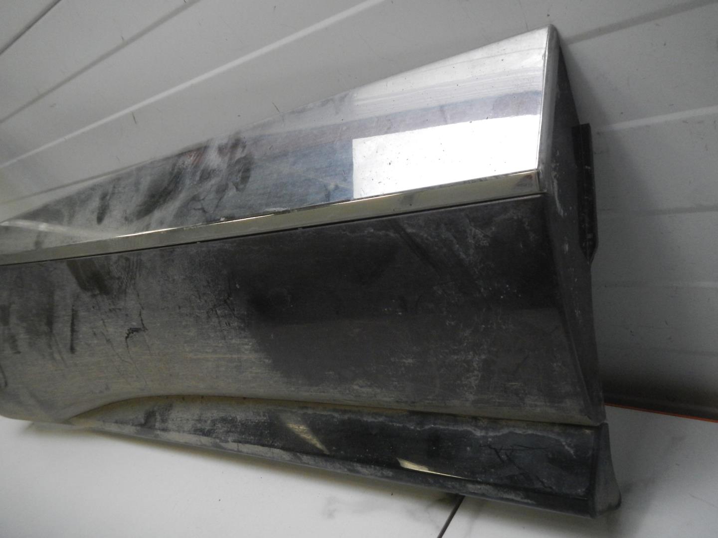 Молдинг задней правой двери