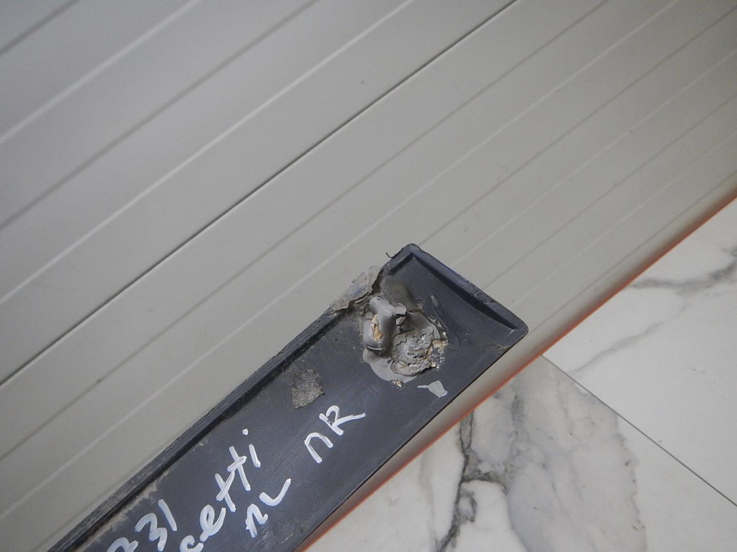 Молдинг передней левой двери