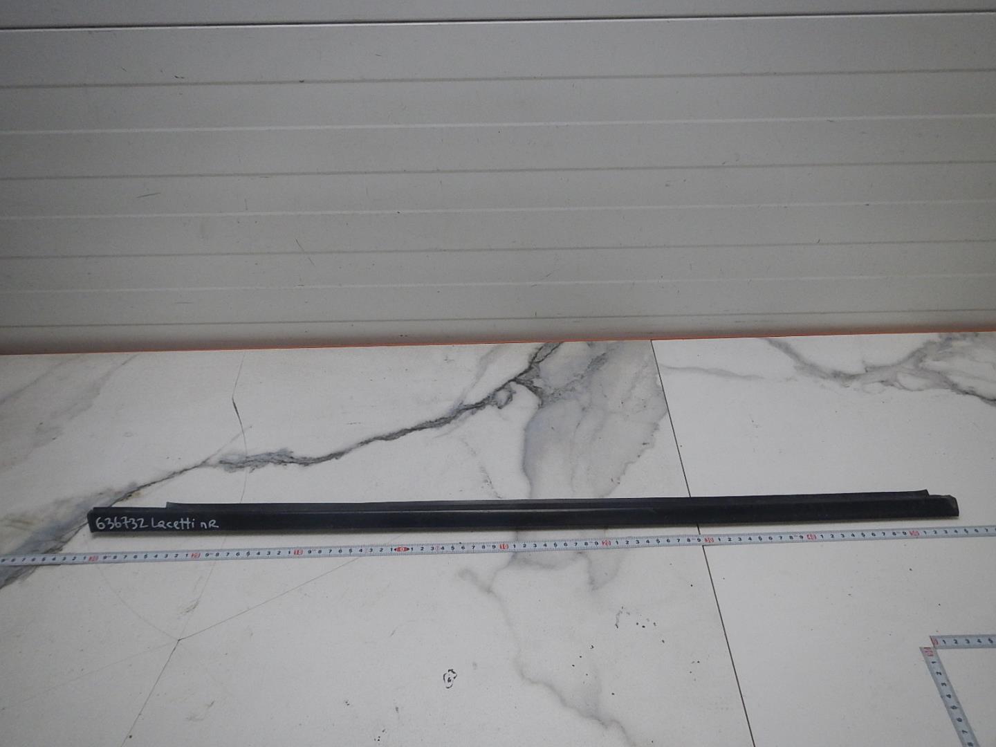 Накладка стекла переднего правого