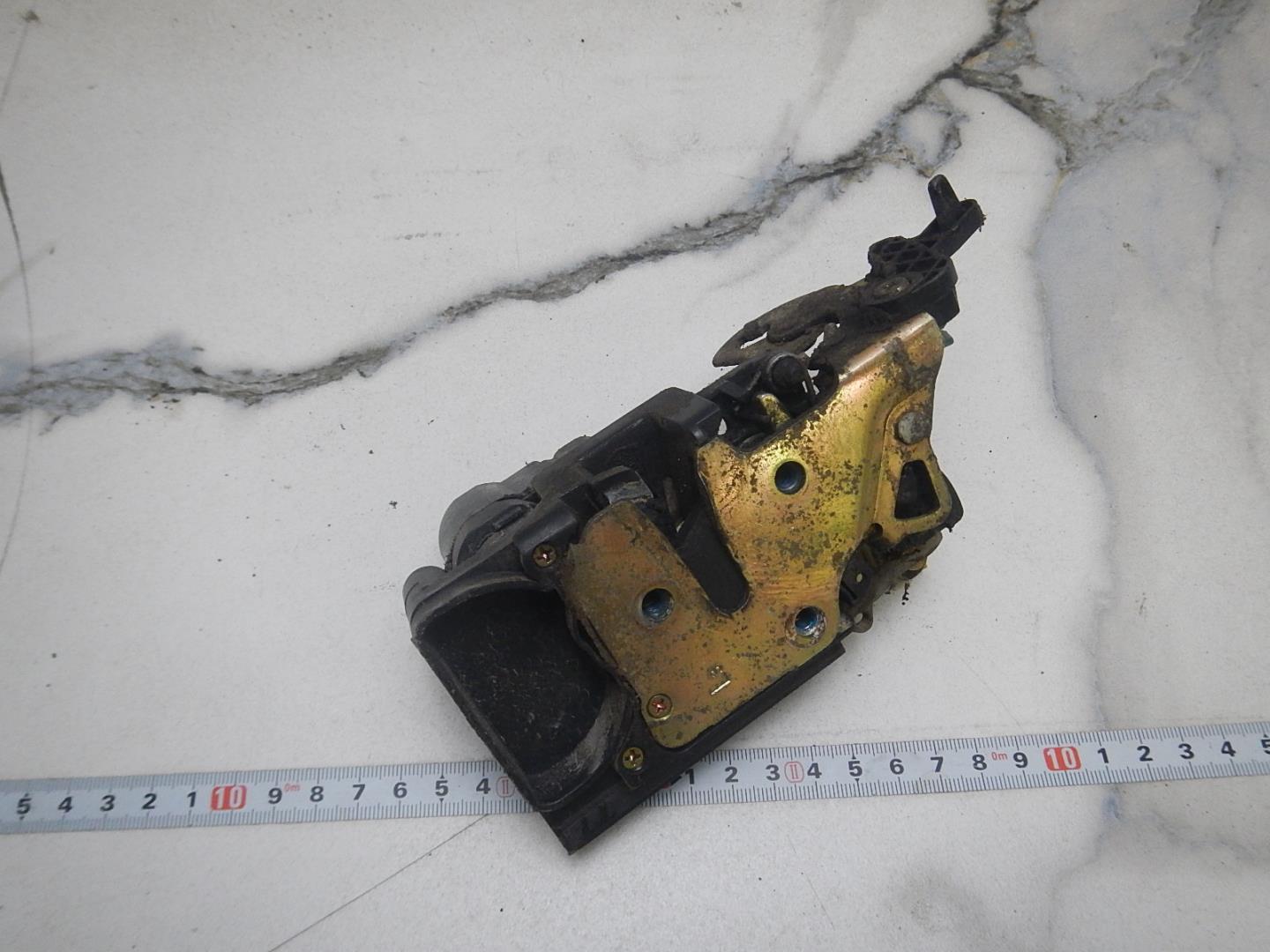 Замок двери задней левой