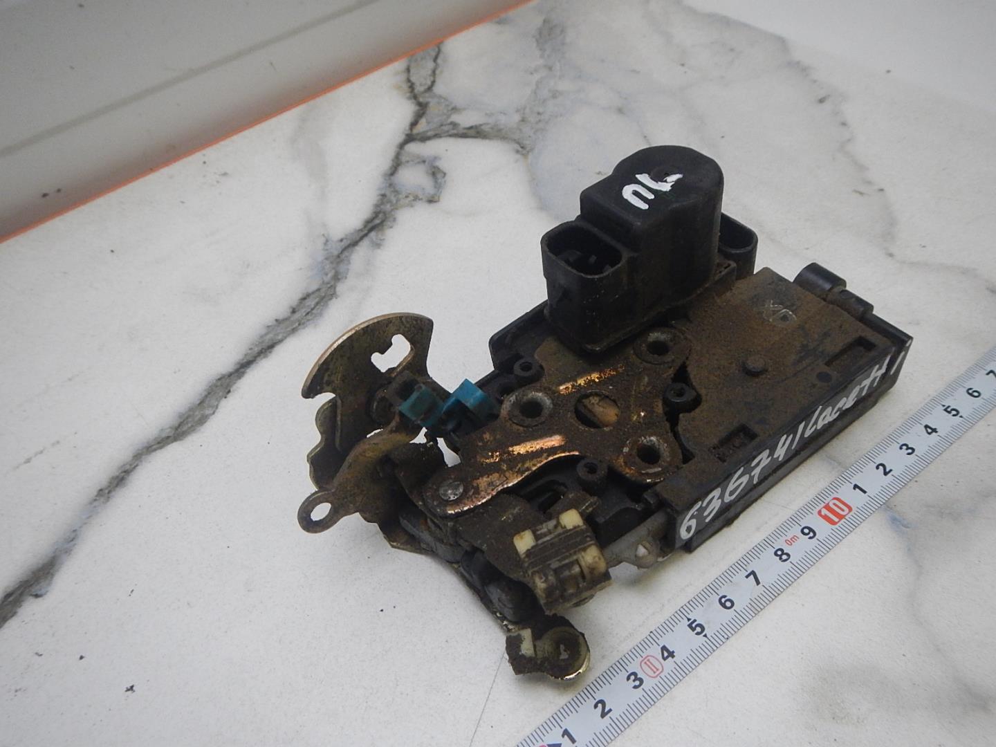 Замок двери передней левой