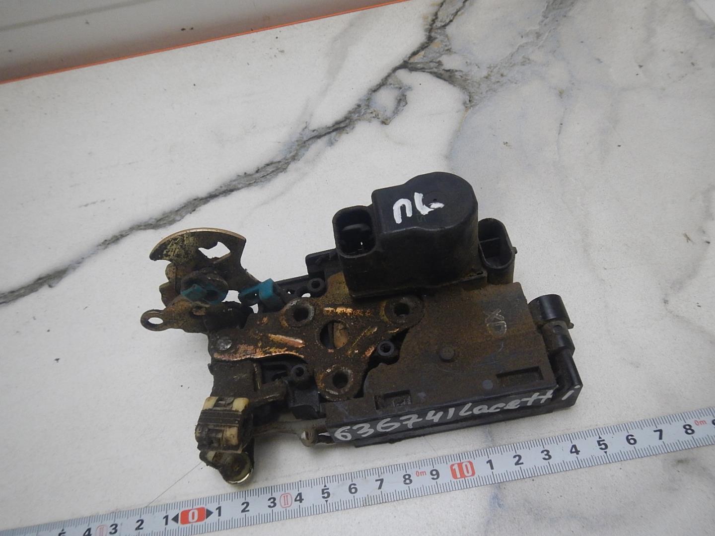 Замок двери передней левой