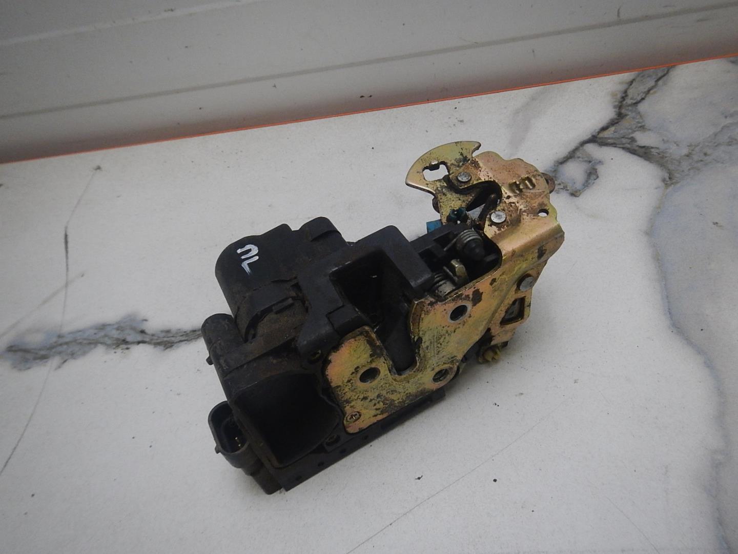 Замок двери передней левой