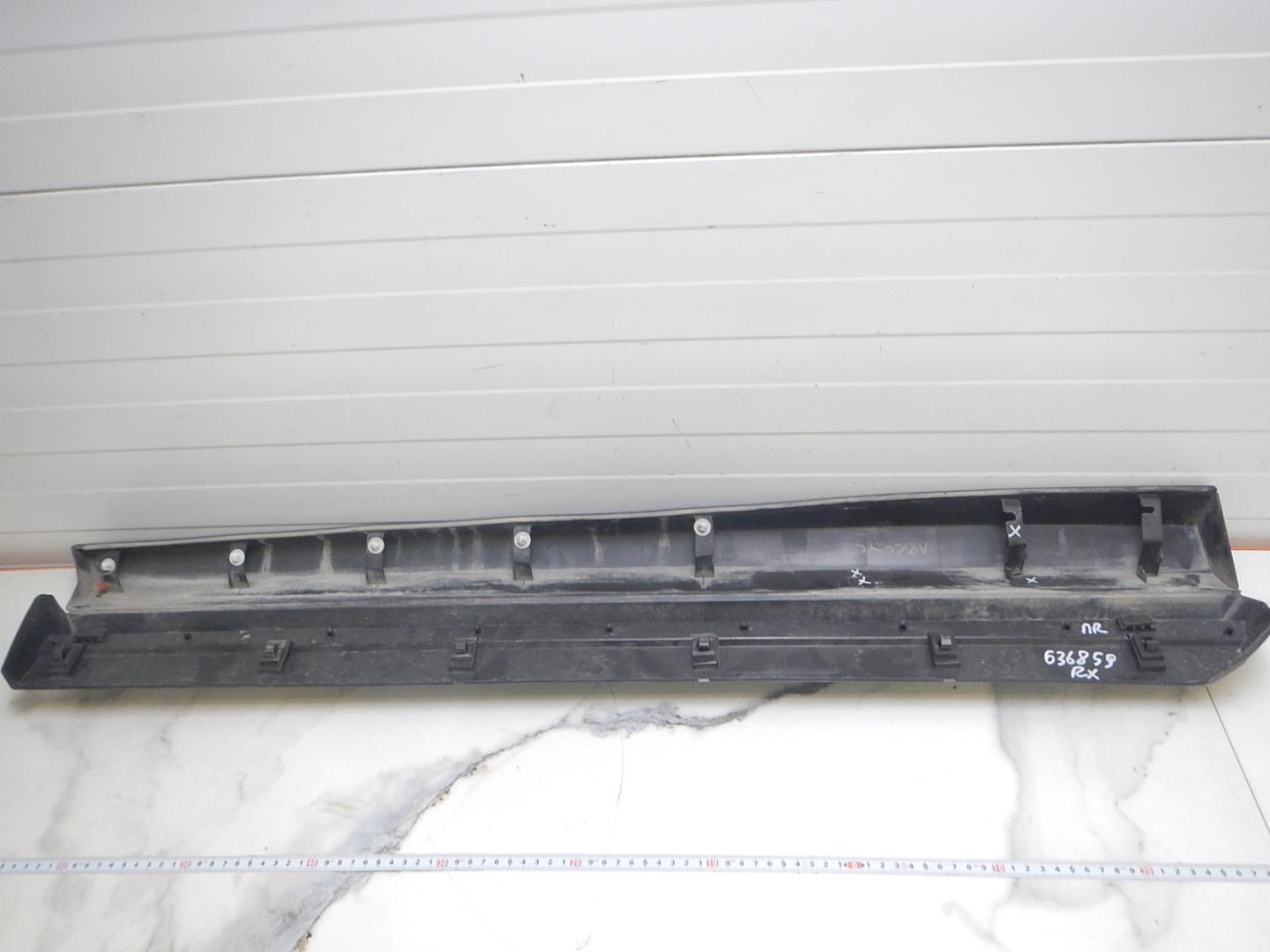 Молдинг передней правой двери