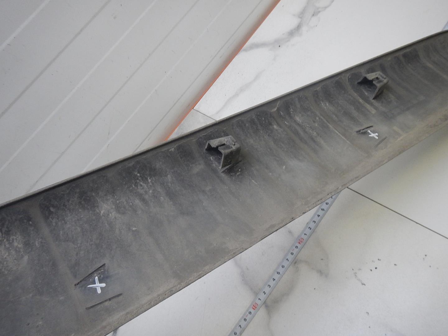 Молдинг передней левой двери