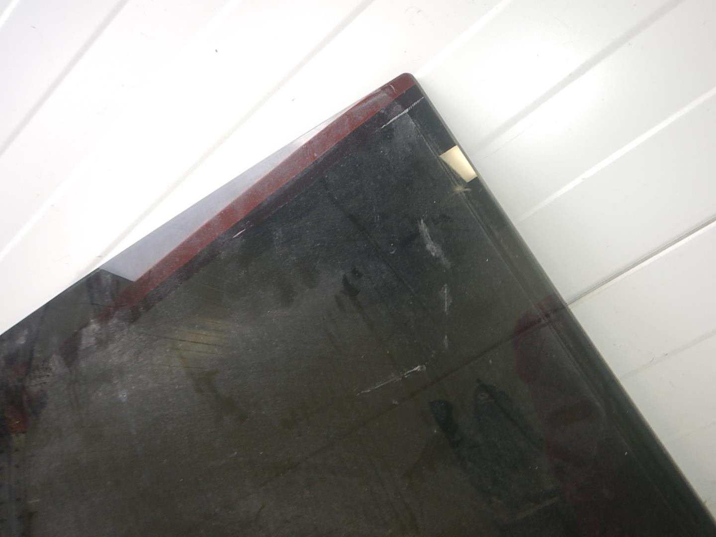 Стекло двери задней правой