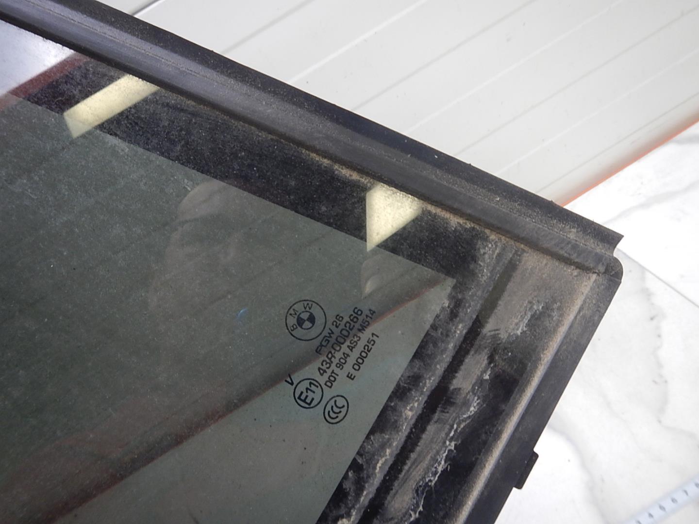 Стекло двери задней правой (форточка)