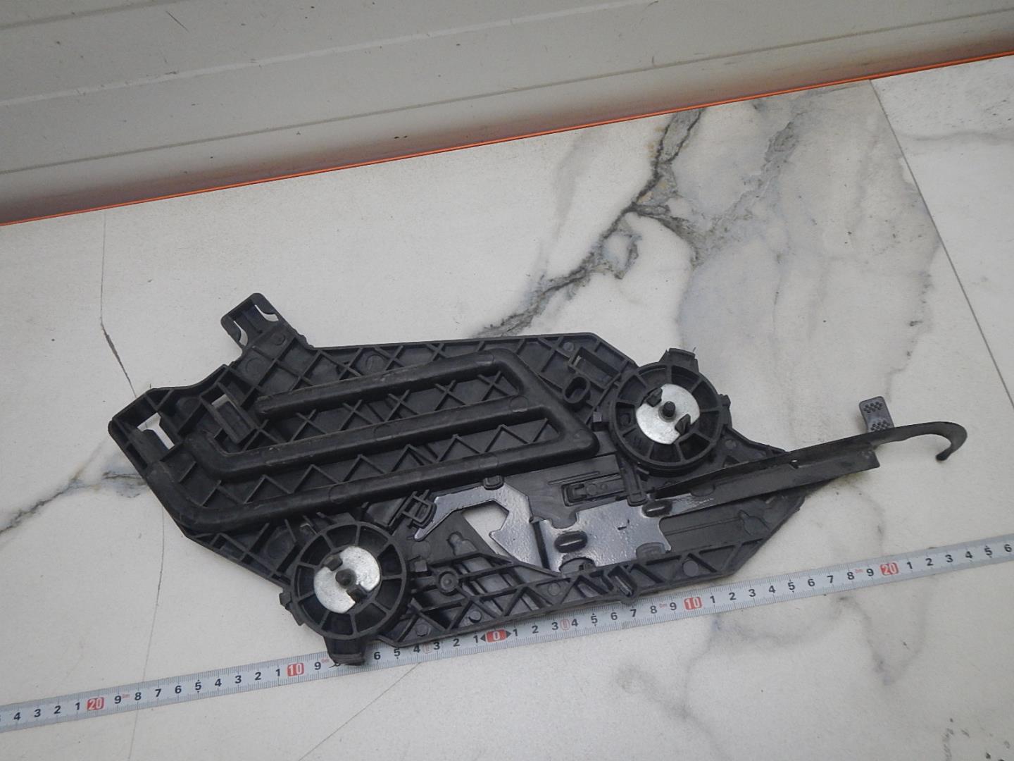 Кронштейн фар левый