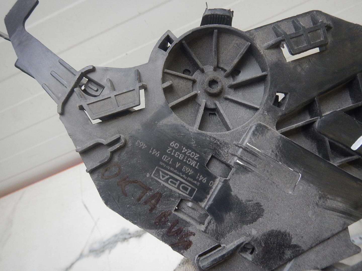 Кронштейн фар левый