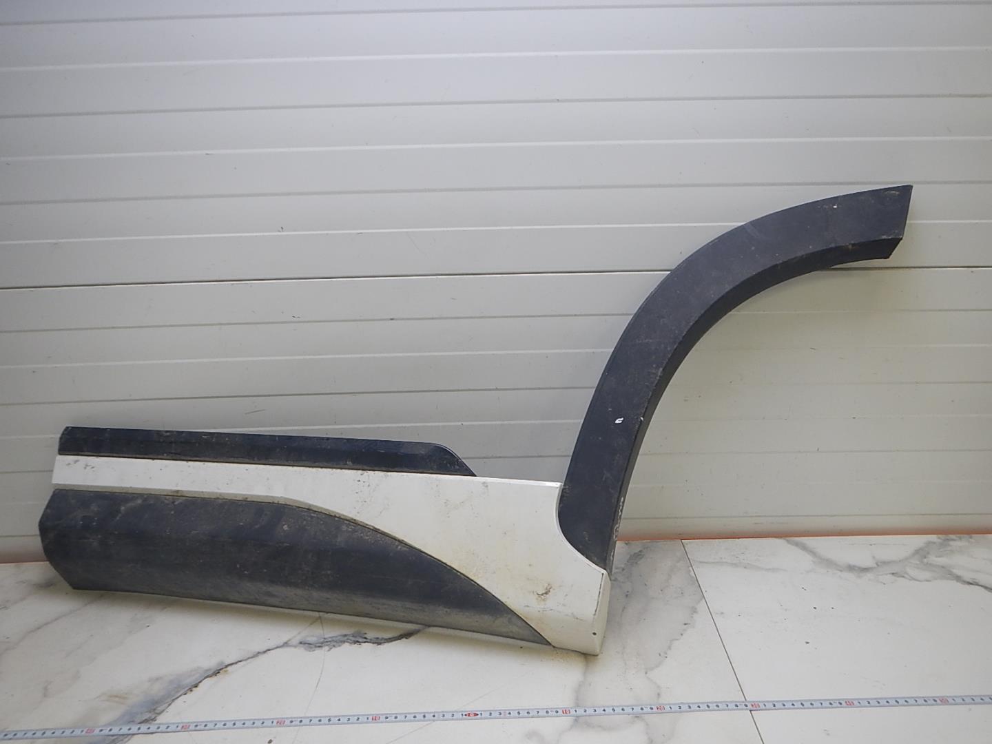 Молдинг задней левой двери