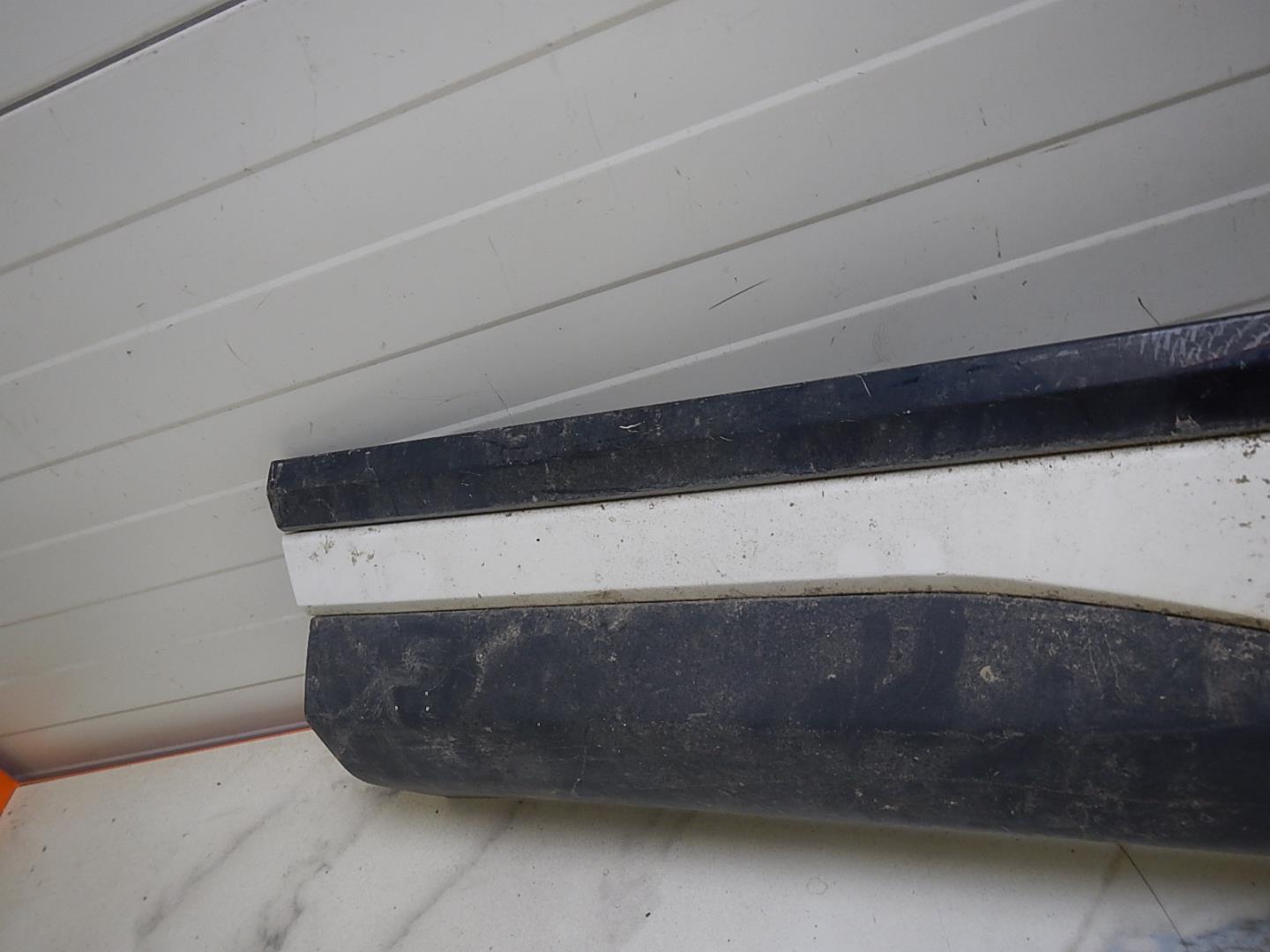 Молдинг задней левой двери