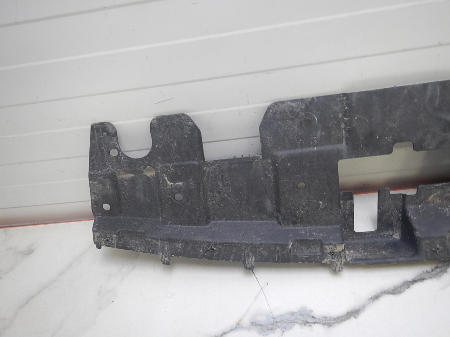 Кожух замка капота