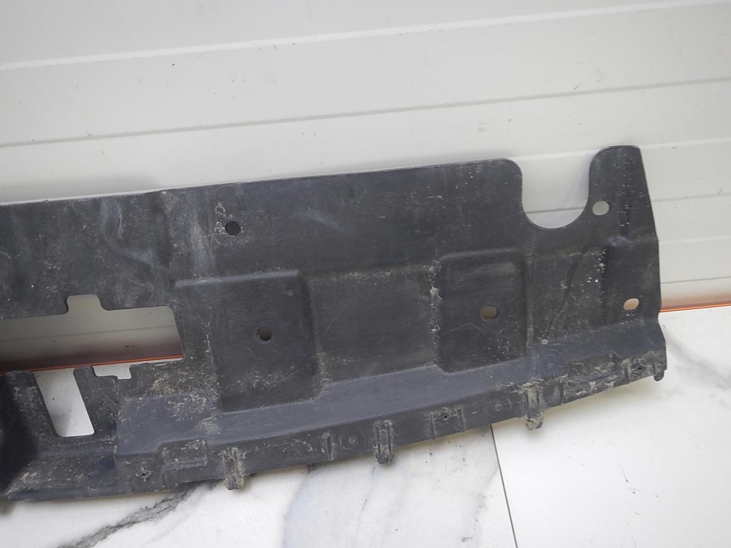 Кожух замка капота