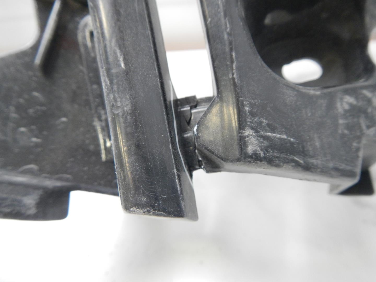 Кронштейн решетки радиатора