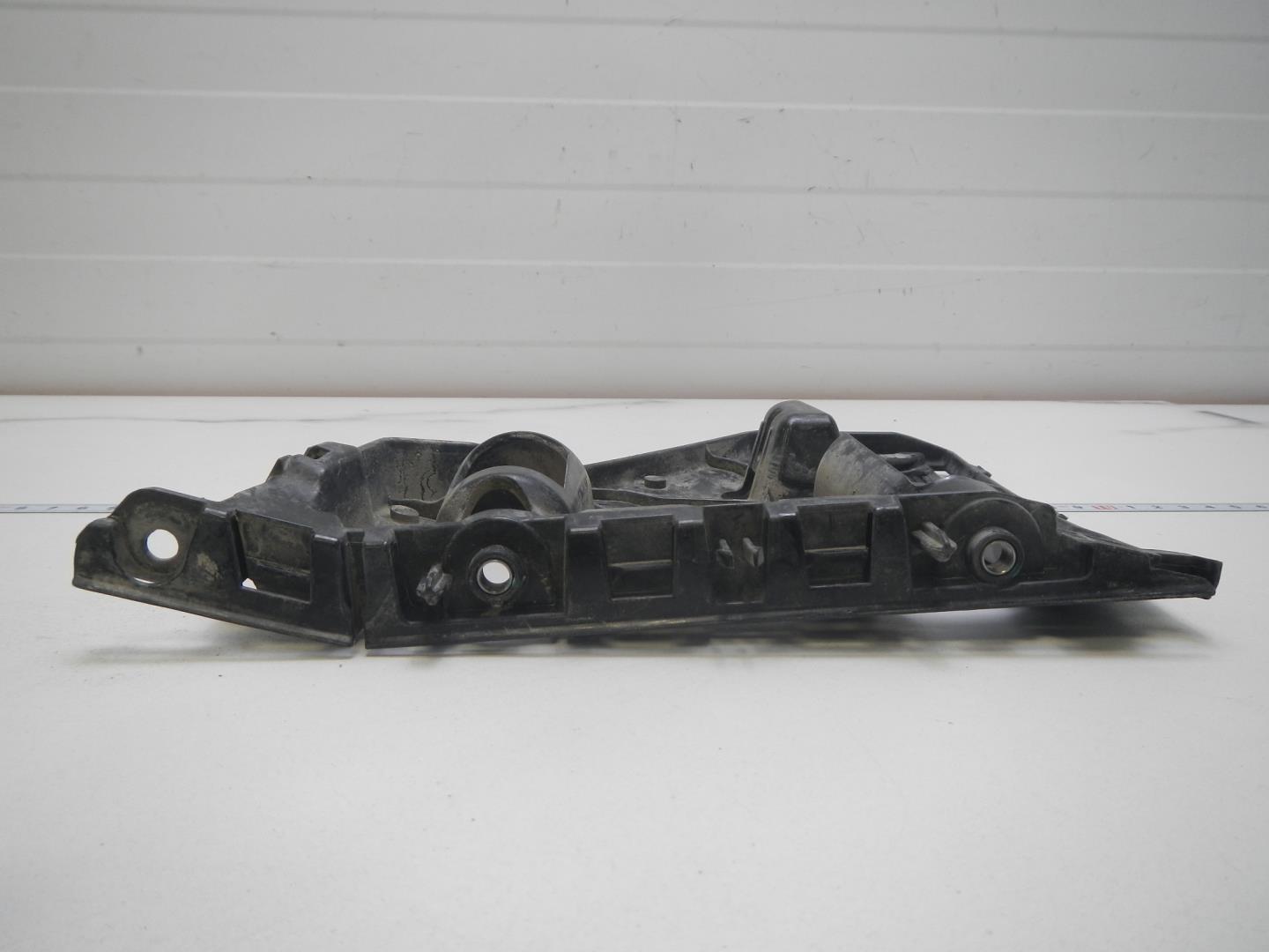 Кронштейн переднего бампера правый