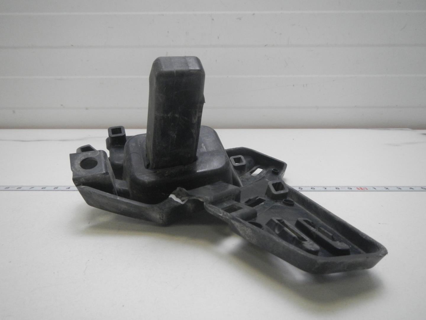 Кронштейн решетки радиатора