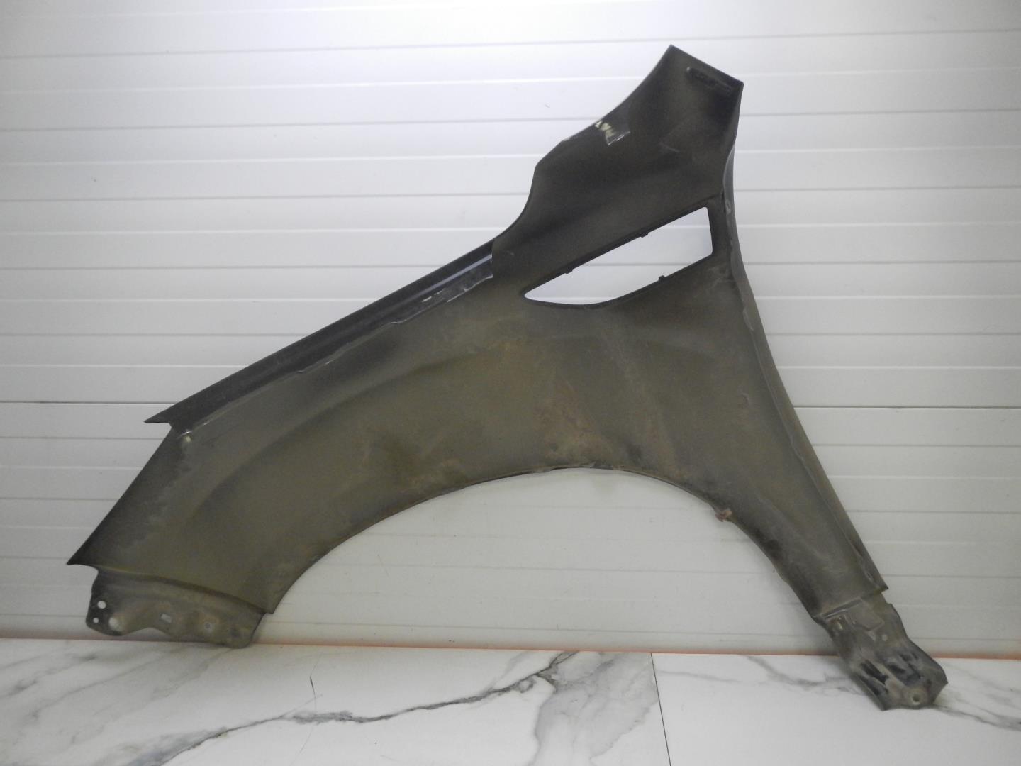 Крыло переднее правое