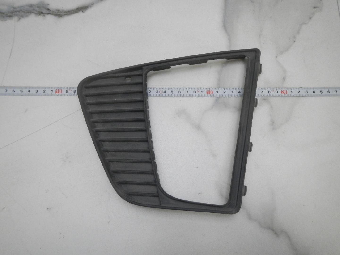 Рамка противотуманной фары левой