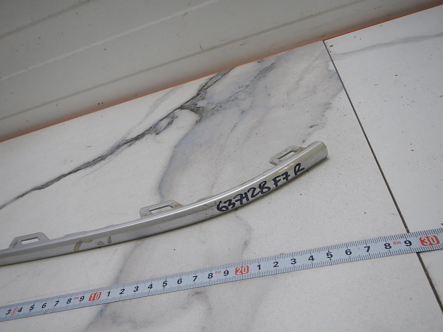 Молдинг переднего бампера правый