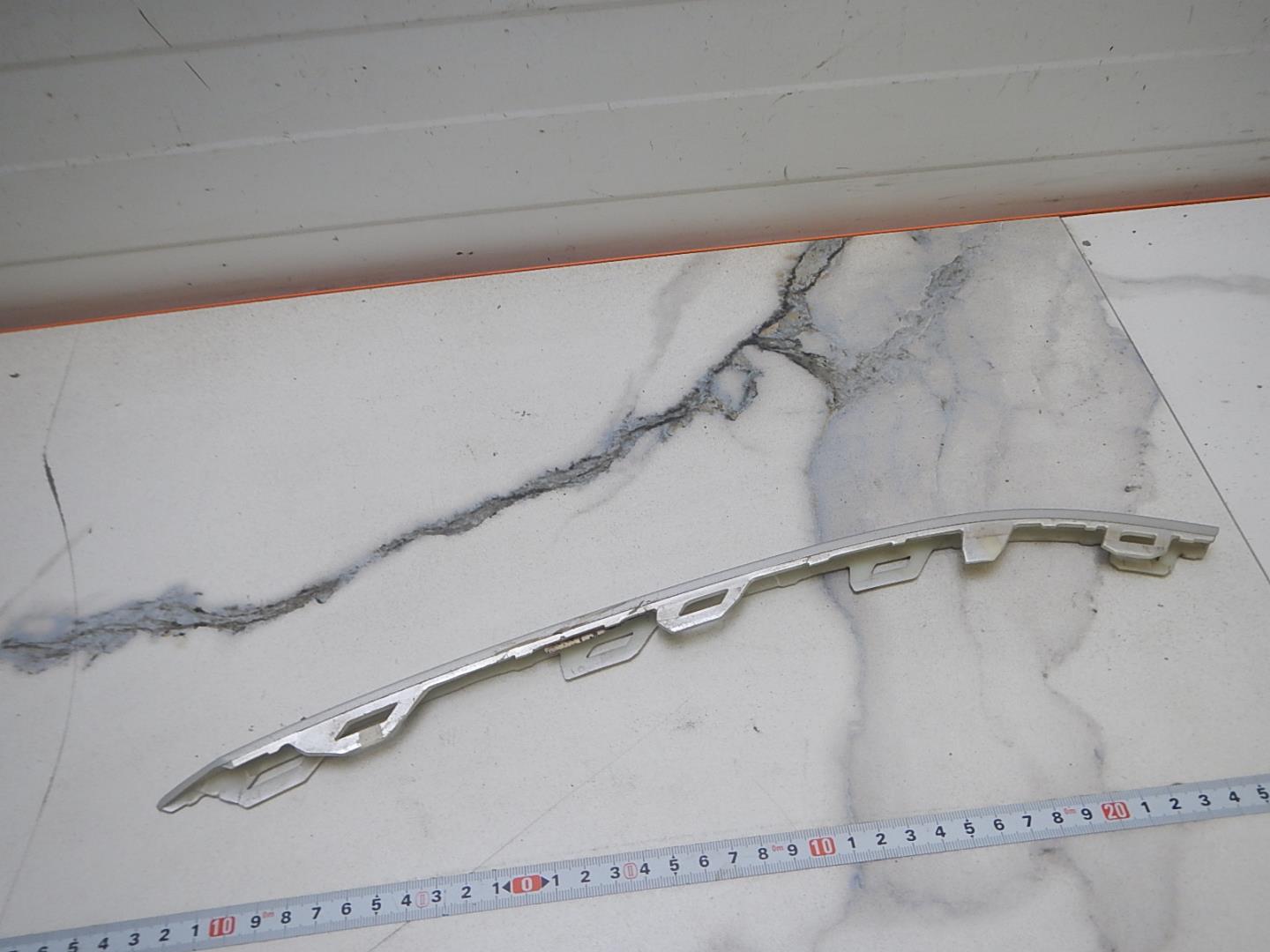 Молдинг переднего бампера правый