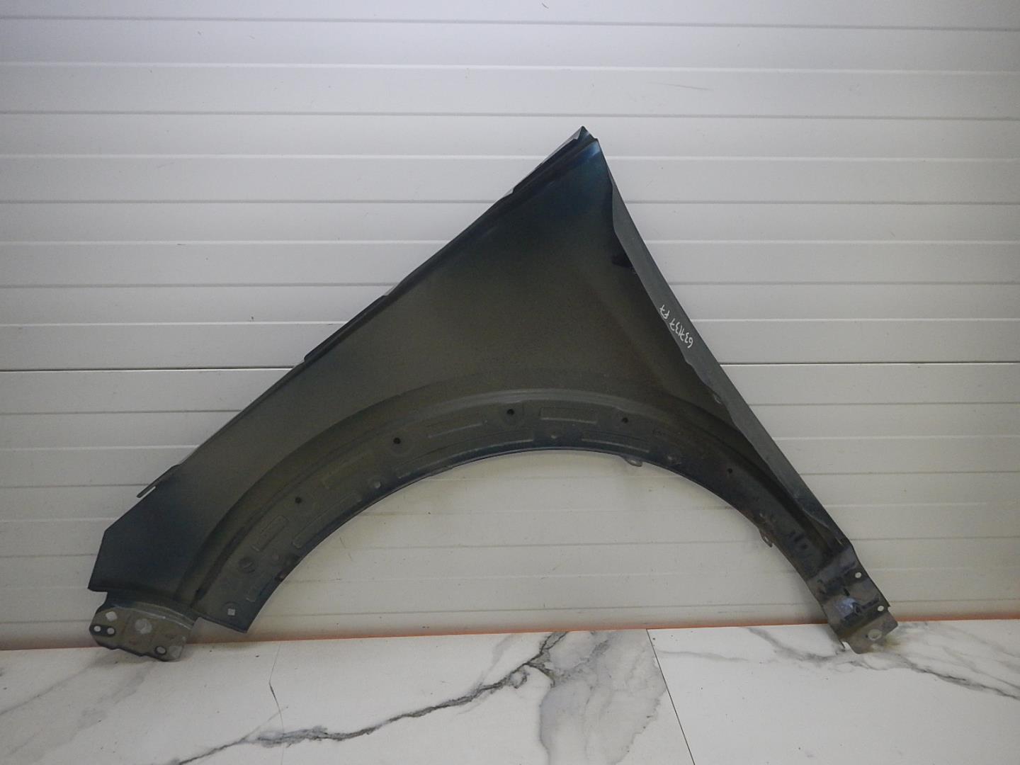 Крыло переднее правое