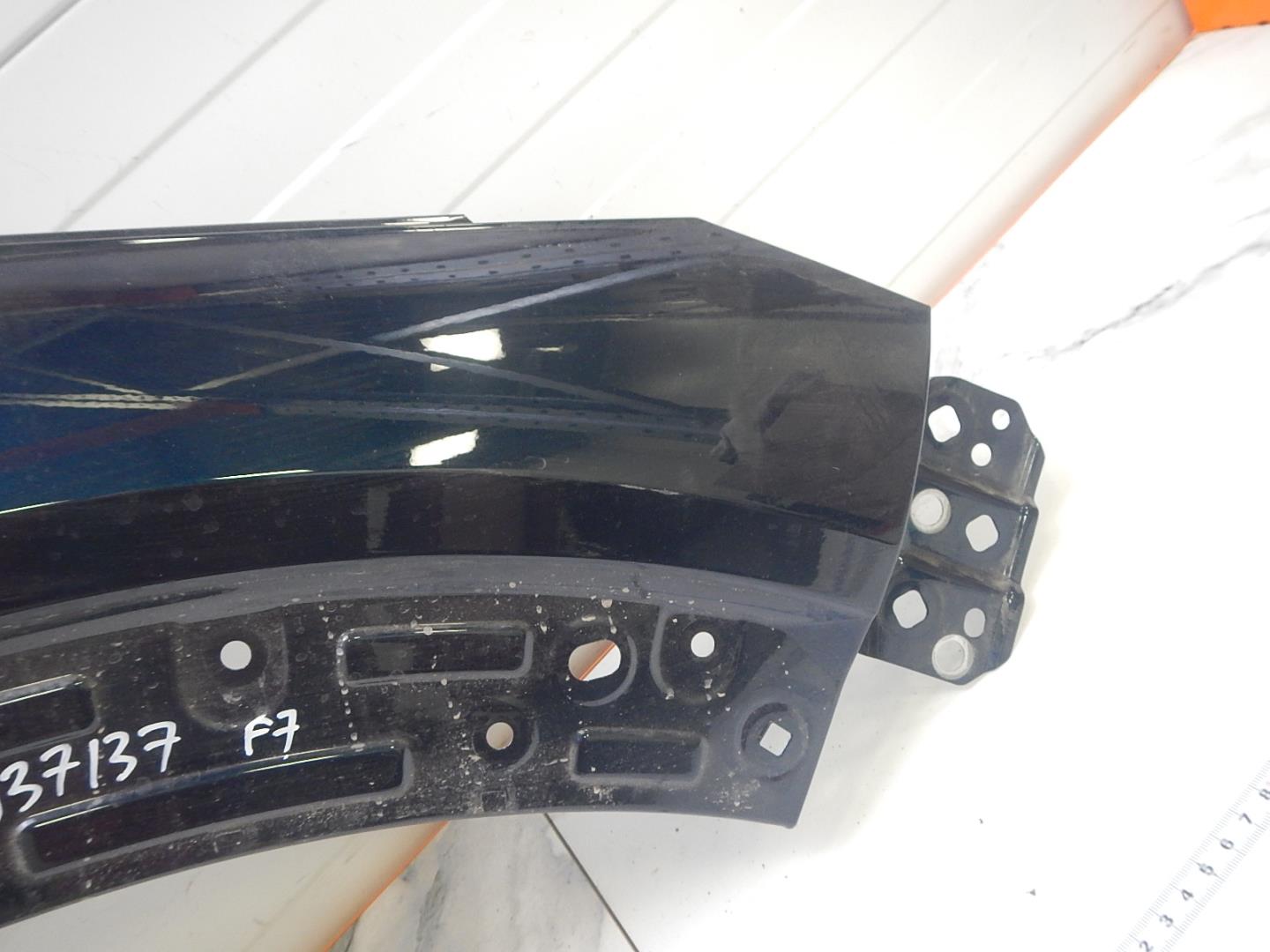 Крыло переднее правое