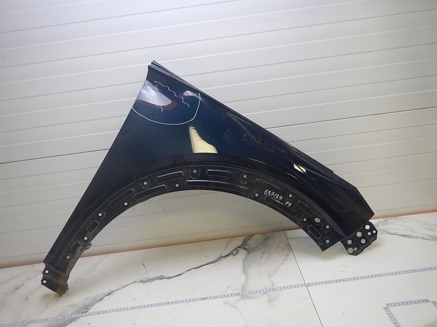 Крыло переднее правое