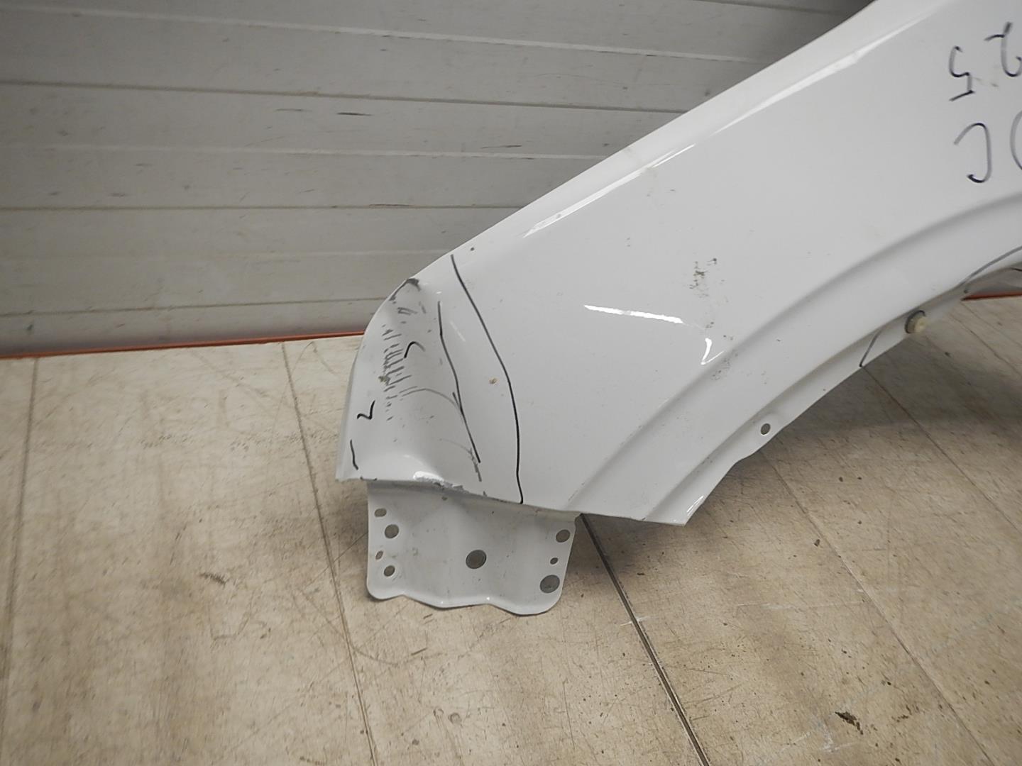 Крыло переднее левое