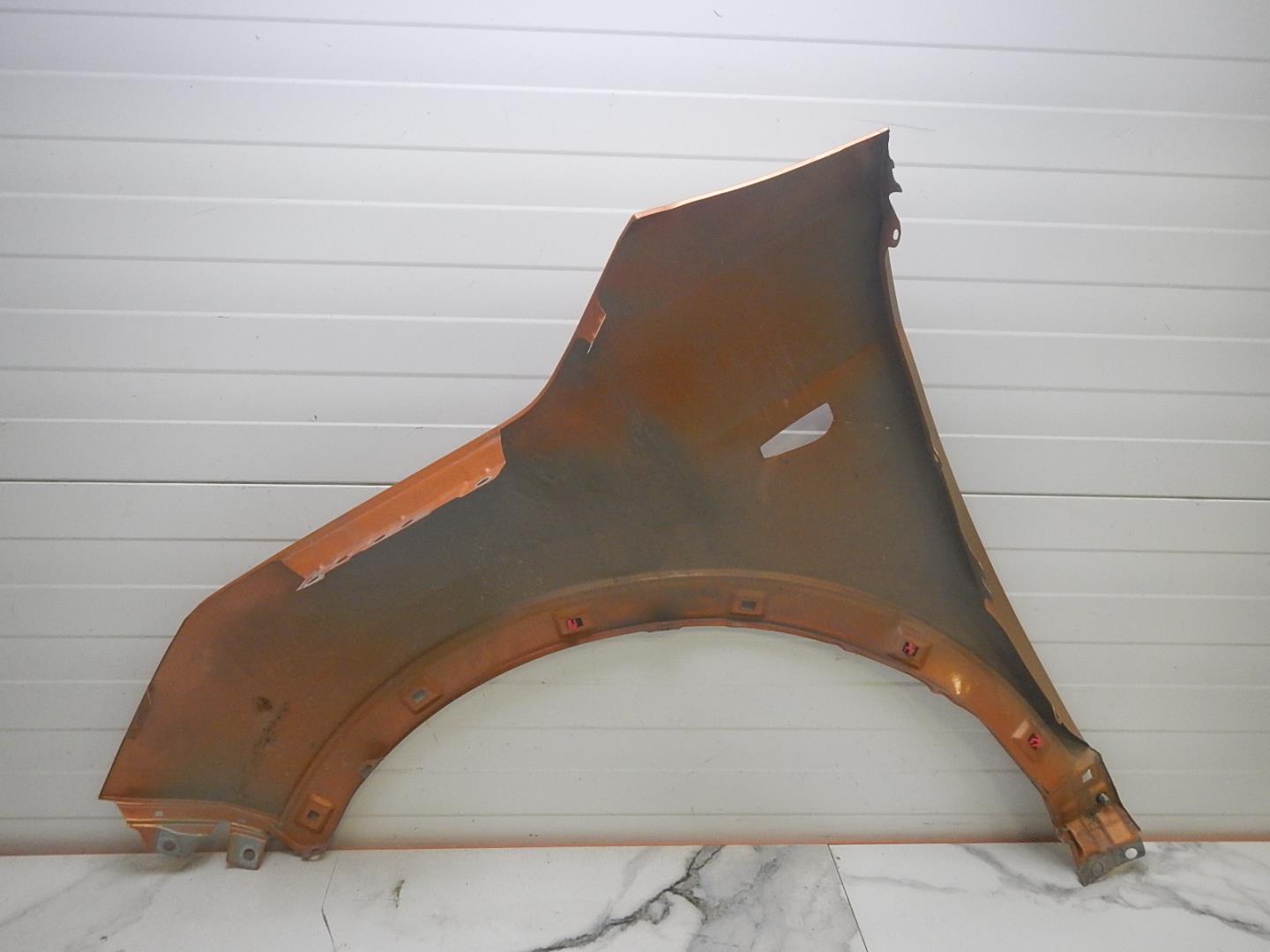 Крыло переднее правое