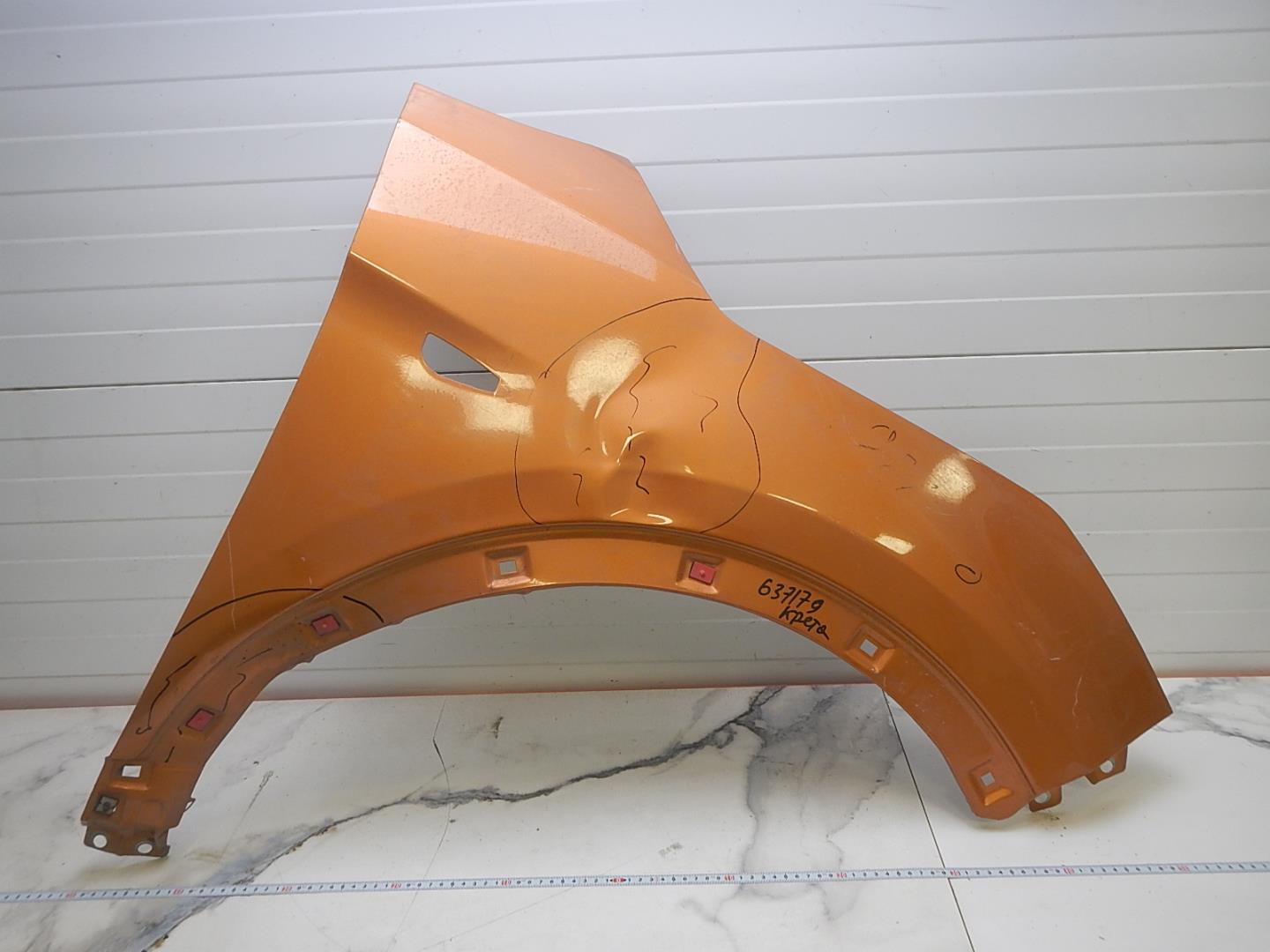 Крыло переднее правое