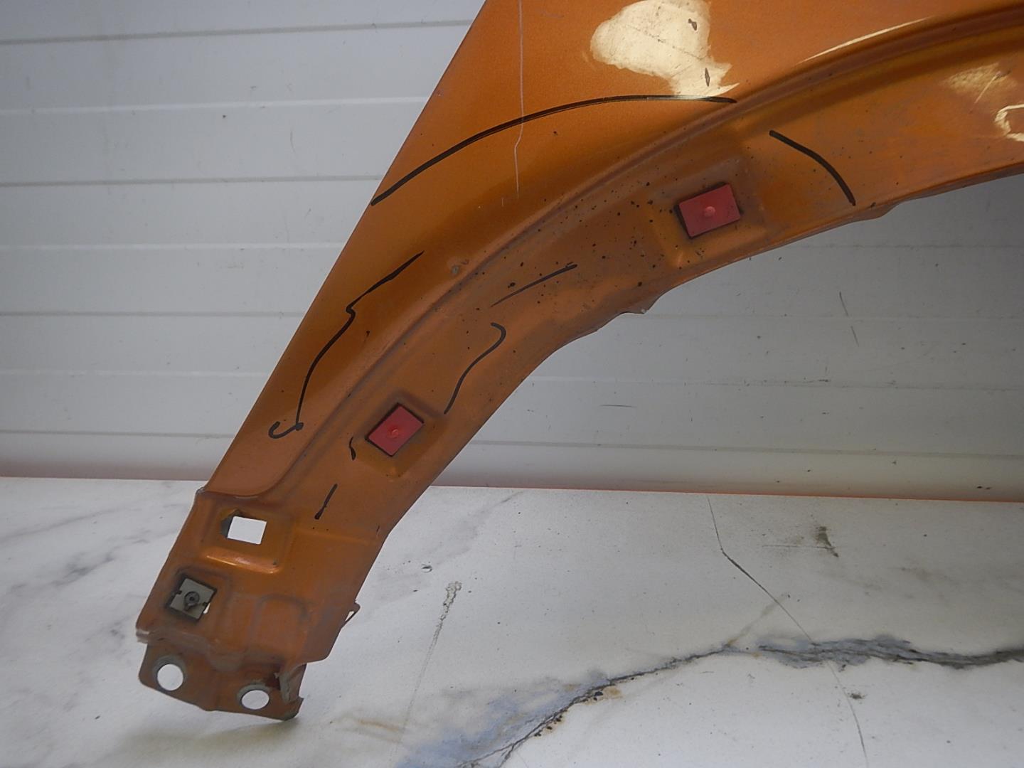 Крыло переднее правое